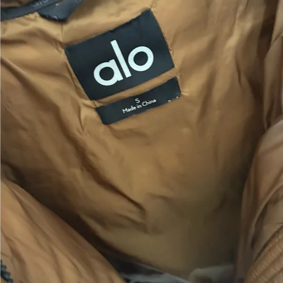 ALO Yoga Puffer Jacket - Picture 5 of 5